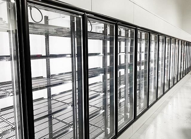 Pintu Kaca Freezer Suhu Sedang Untuk Berjalan Di Cooler Beer Cave Didinginkan Menampilkan Ruang Dingin