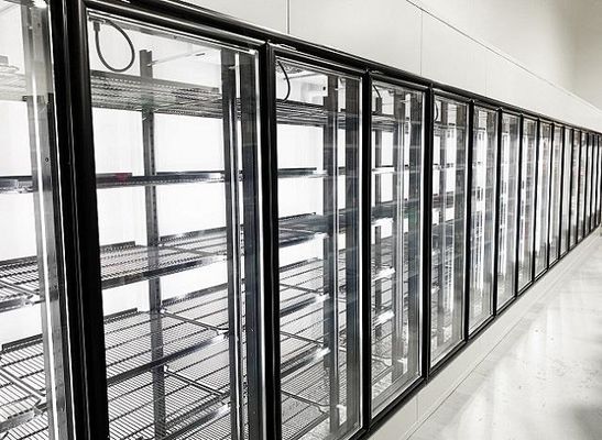 Pintu Kaca Freezer Suhu Sedang Untuk Berjalan Di Cooler Beer Cave Didinginkan Menampilkan Ruang Dingin